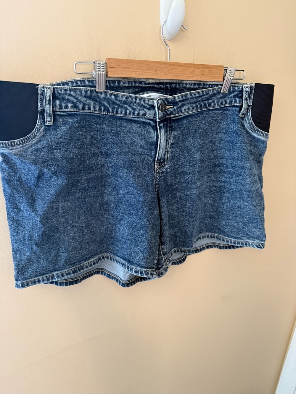 Ingrid & Isabel Maternity Jean Shorts Size 16